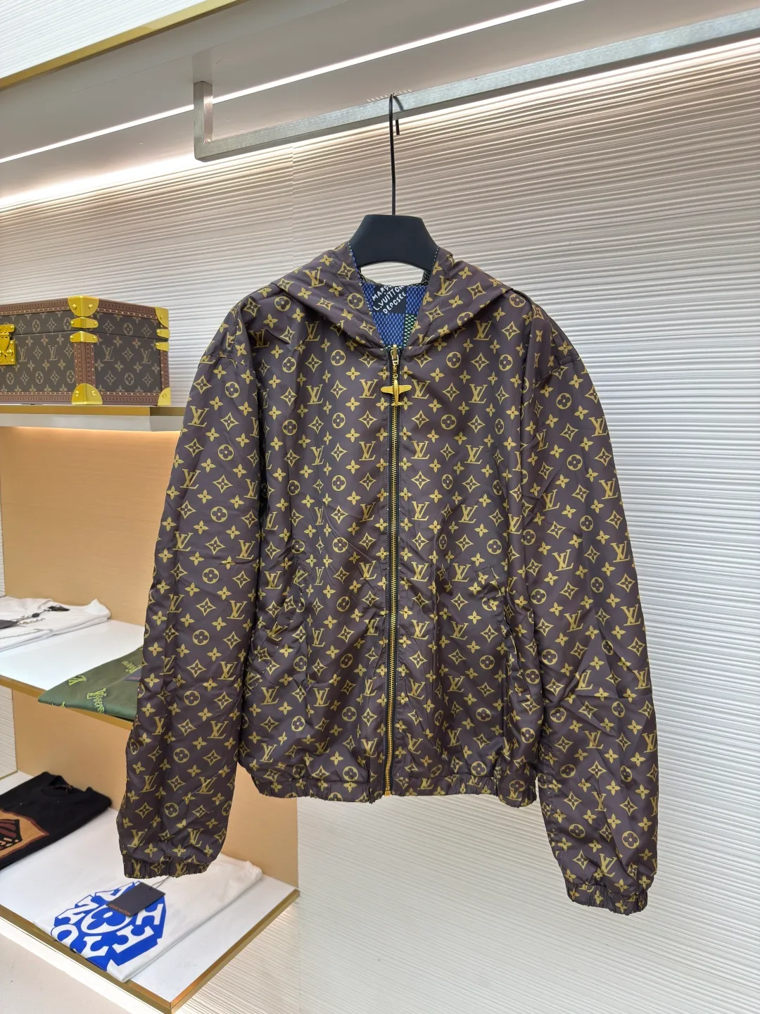 LOUIS VUITTON double-sided large checkerboard jacket ●Authentic product: Purchased and developed for 28500 ●Item number: 1680539-B70 ●Fabric: polyester fiber fabric ●Technology: Made on positioning cutting machine ●Version: Fitted version ●Weight: about 565 grams ●Size: S-M-L-XL ●Description: 100% recycled polyester fiber, double-sided design, with excellent windproof performance. Each side presents different brand elements. One side of the jacket is covered with a full-length Der jacquard texture, while the other side is plain and matte. The Der side is equipped with a flap, the Monogram side is equipped with selvage pockets, and a leather patch is embellished on the left chest, adding to the brand's unique style. From the 2025 spring and summer show, it interprets the Der plaid from a modern perspective, flipping it over to reveal the full-frame Monogram pattern. The aircraft-shaped metal zipper head is carefully engraved with brand elements, and its lightweight texture makes it easy to store. The overall wiring is straight and delicate, the fabric is comfortable and soft, and the color is consistent without color difference. It can be matched with the same style to create a fashionable look and control various occasions. Customized accessories, complete with three standards, same style for men and women!